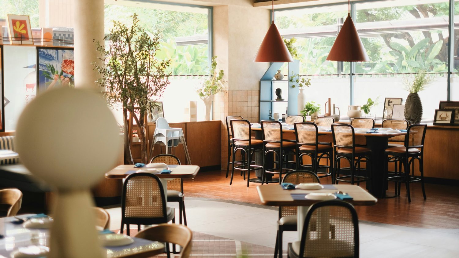 Restaurant mit Tischen und Stühlen