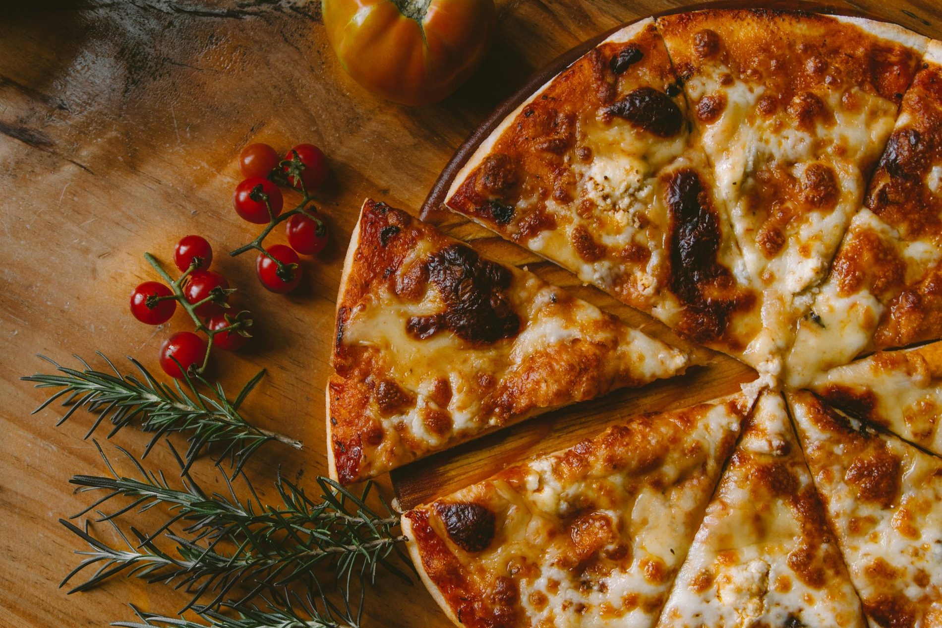 Pizza mit Tomaten, Käse und Basilikum